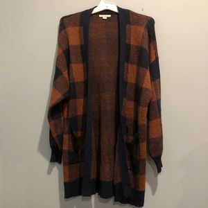 NWOT American Eagle navy and brown checkered cardigan.  Size large. Two pockets.